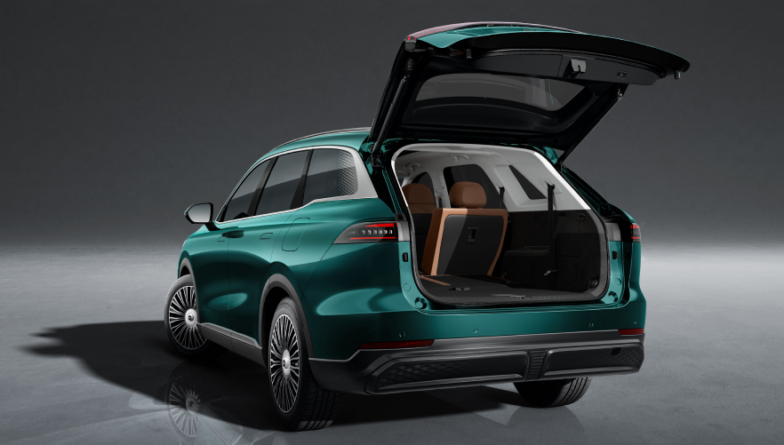 ОБЪЁМ БАГАЖНИКА – 819 ЛИТРОВ